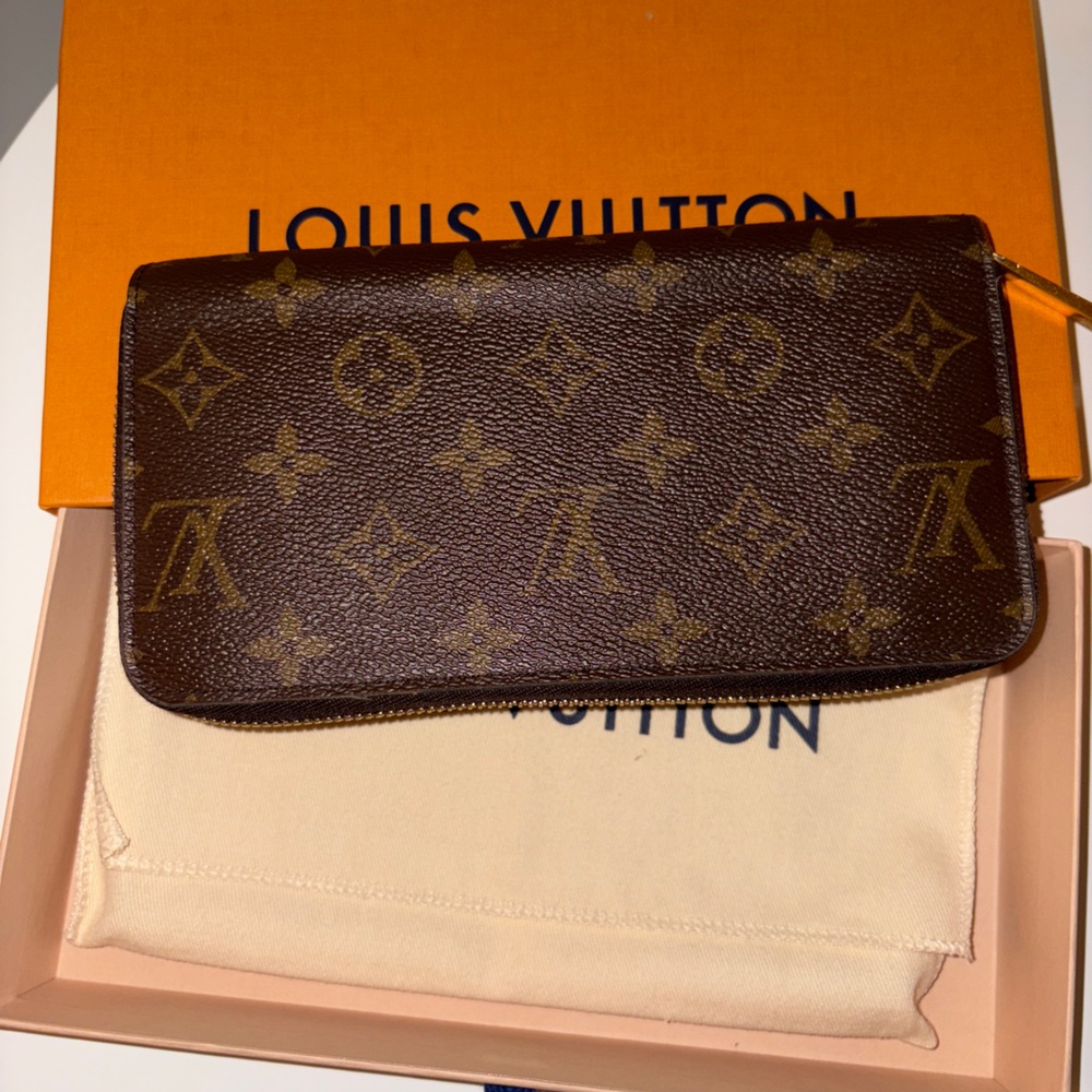 Louis Vuitton Zippy Monogram Wallet